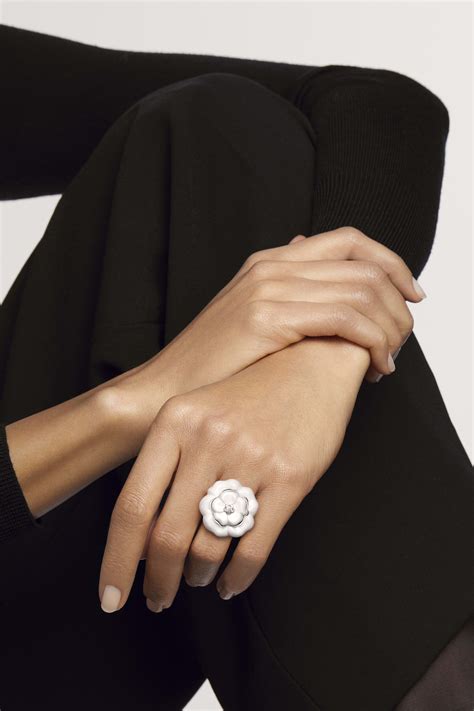 bague fil de camelia chanel|Bague Fil de Camélia Or blanc & Diamant .